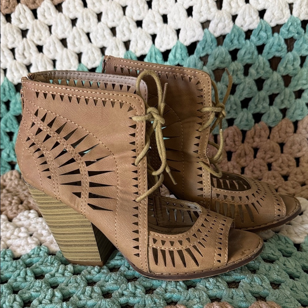 Tan Lace-Up Chunky Heels Womans sz 5.5